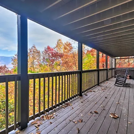 'Chateau Sur Lamont ' Gatlinburg Cabin with Hot Tub!